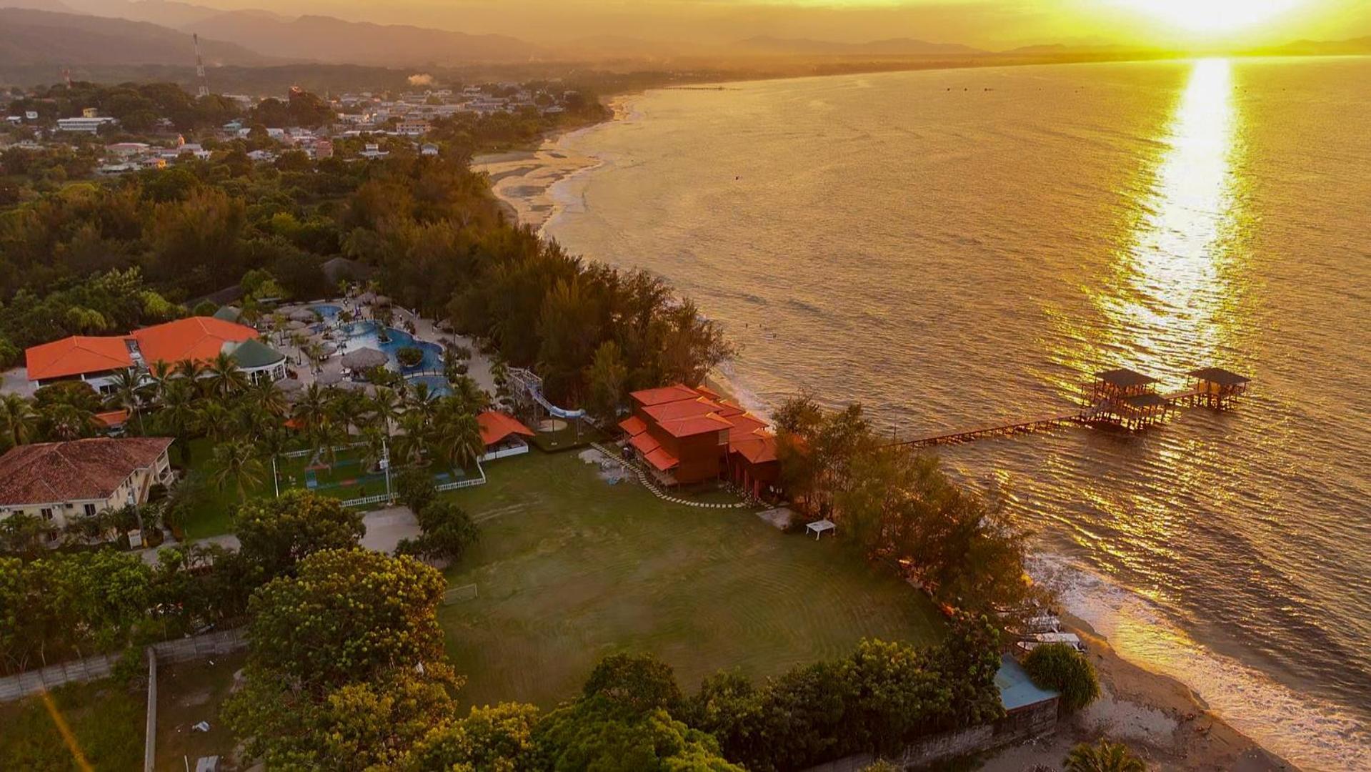 La Ensenada Beach Resort 特拉 外观 照片